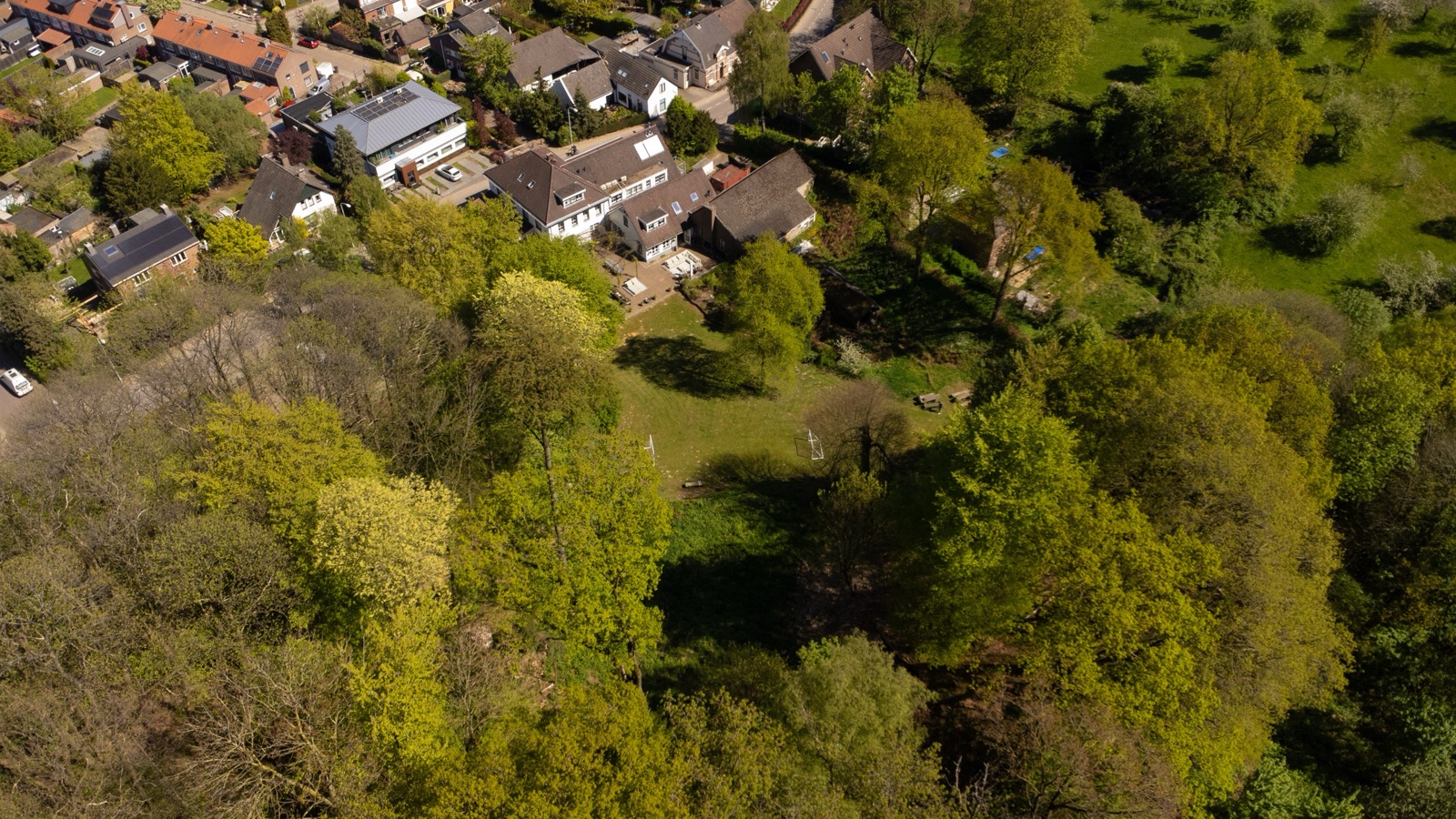 Luchtfoto villa en tuin