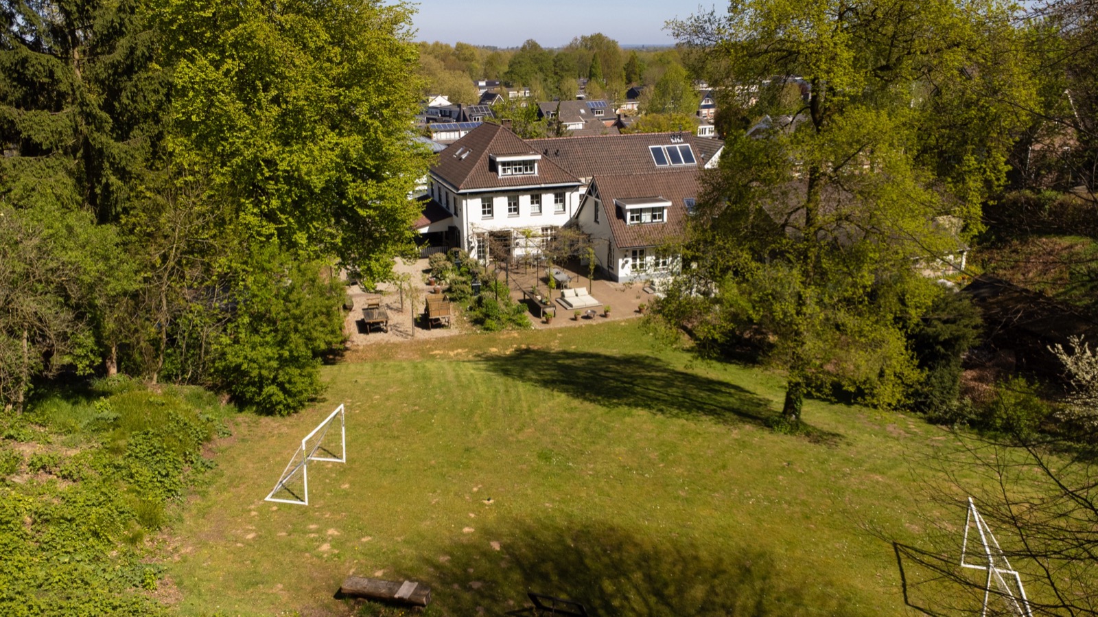 Villa met grote grasveld