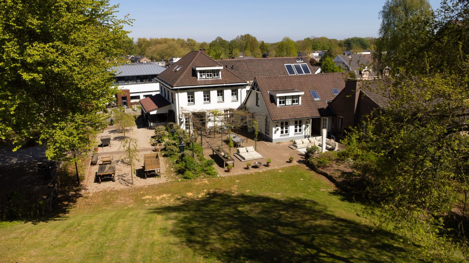 Villa met terras achterzijde