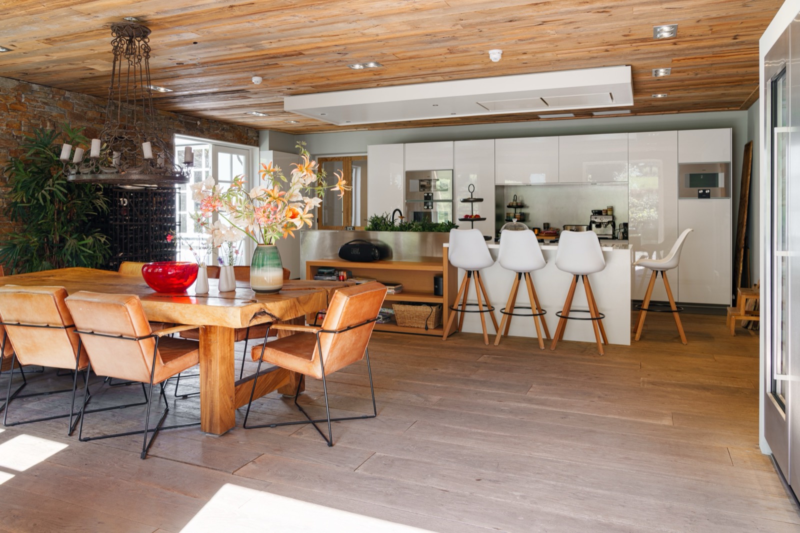Eetkamer met open keuken