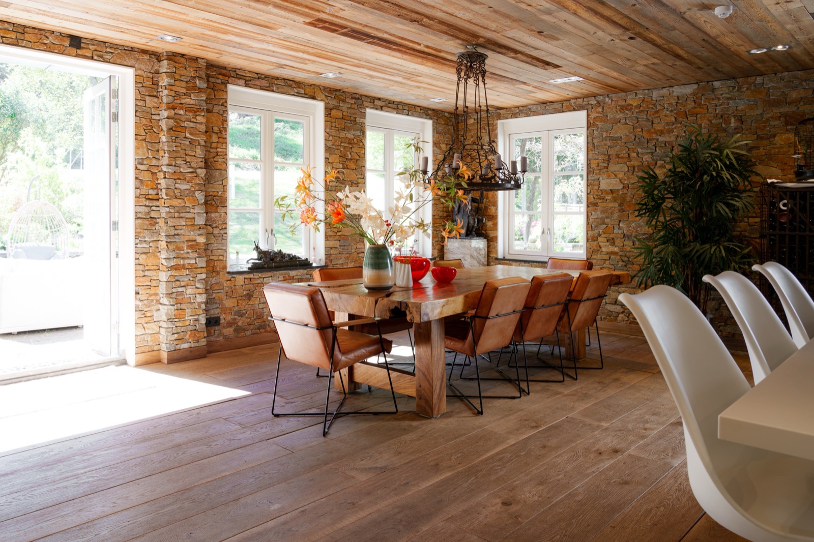 Eetkamer met natuursteen