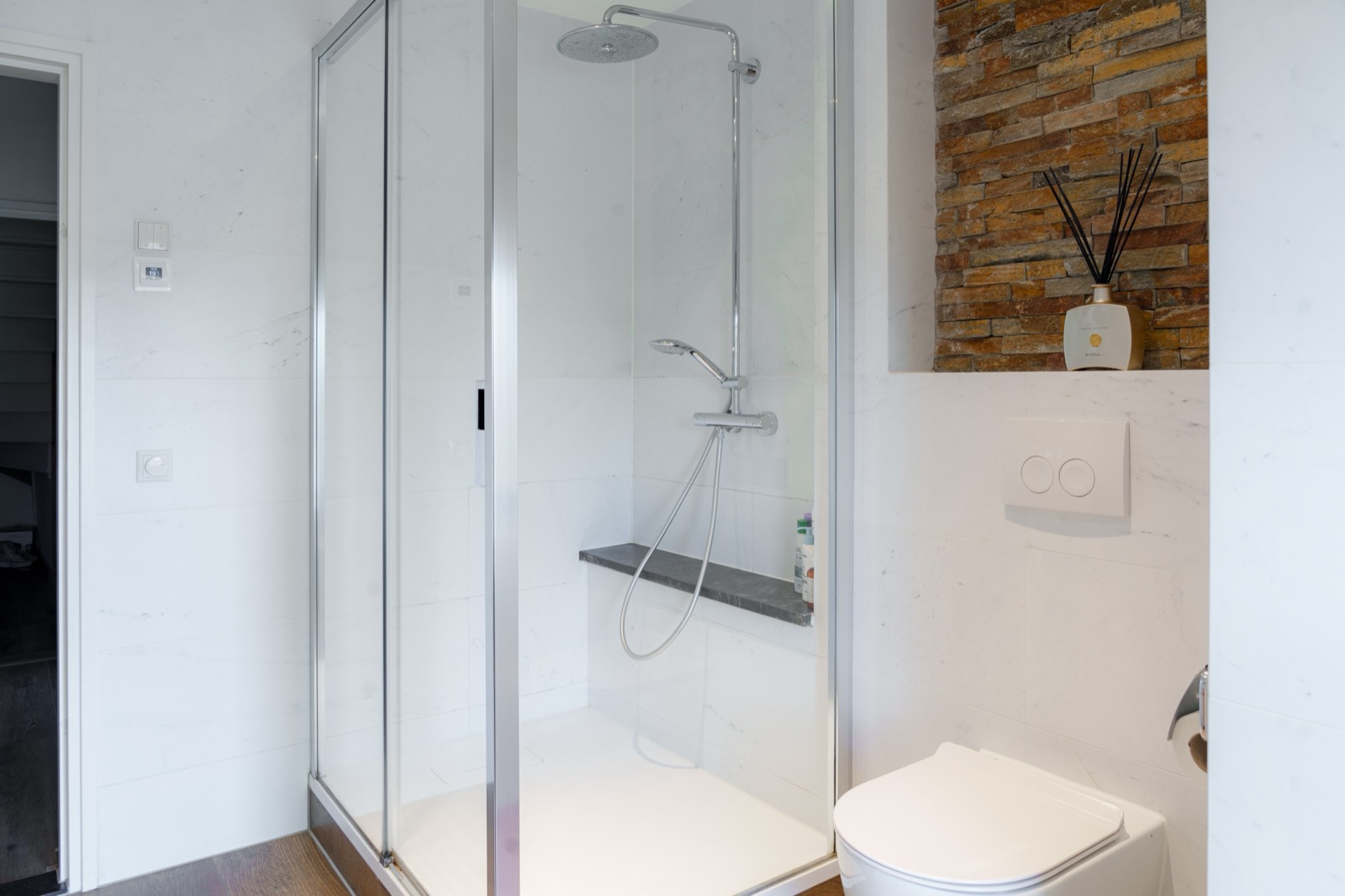 Badkamer douche en toilet