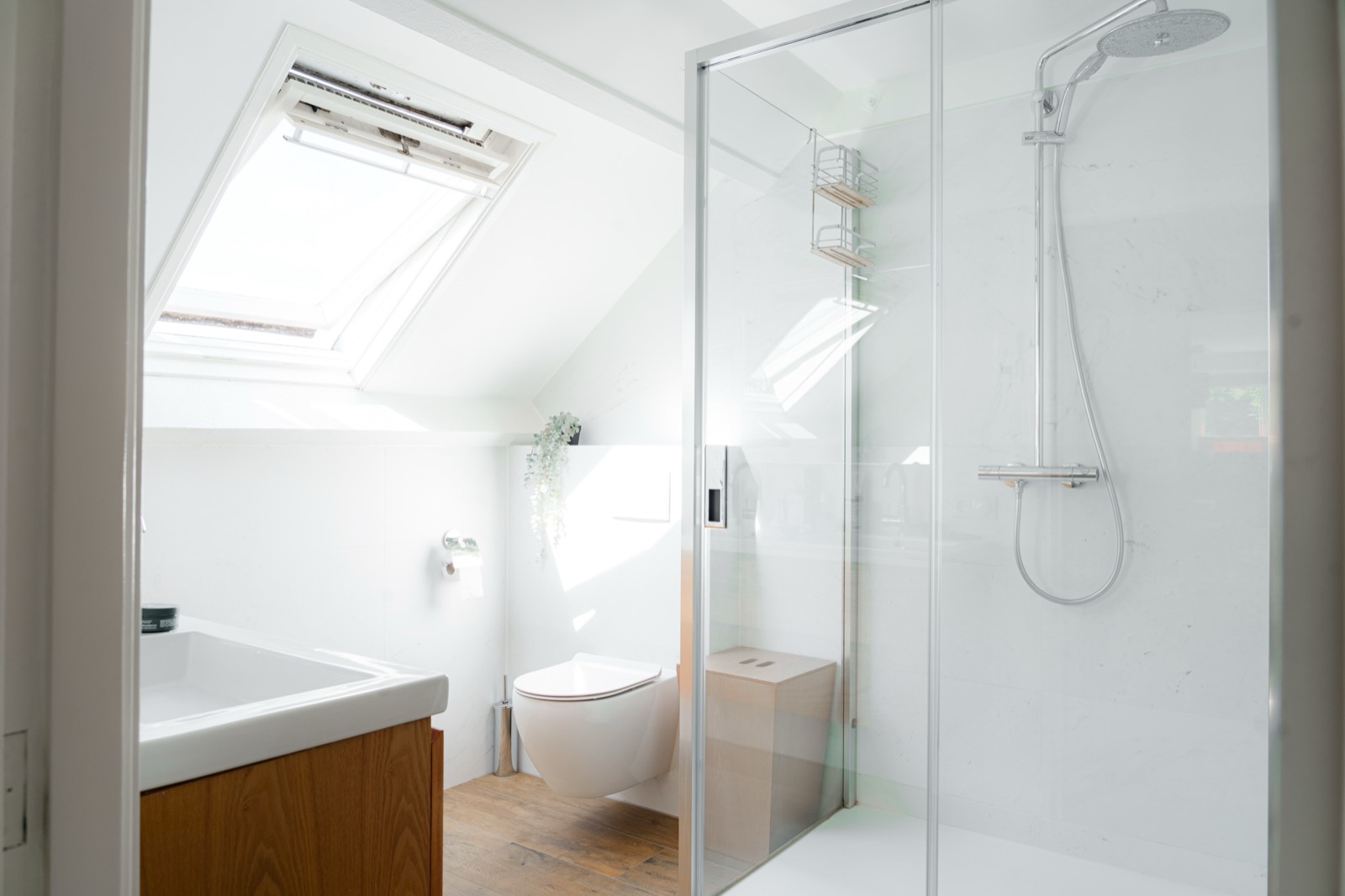 Zolderbadkamer met douche