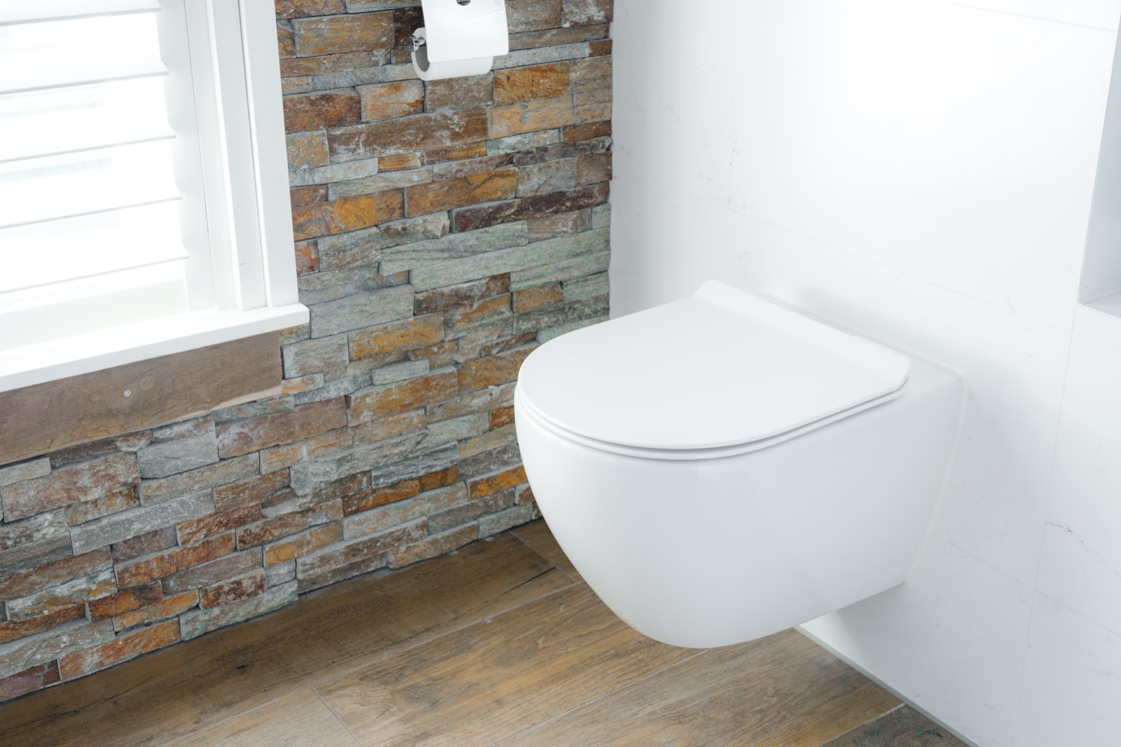 Toilet met steenmuur